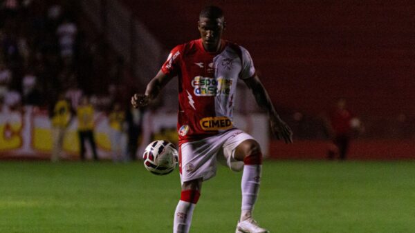 Volante Igor Pereira, do Náutico, contra o Botafogo-PB pela Série C do Brasileirão 2025 nos Aflitos
