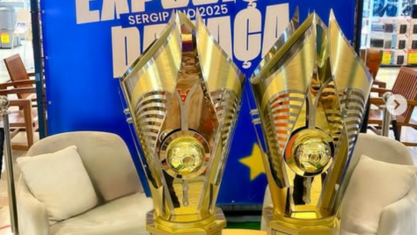 Confiança realiza exposição das taças do bicampeonato estadual no RioMar Aracaju 1 Taças bi-campeonato Confiança