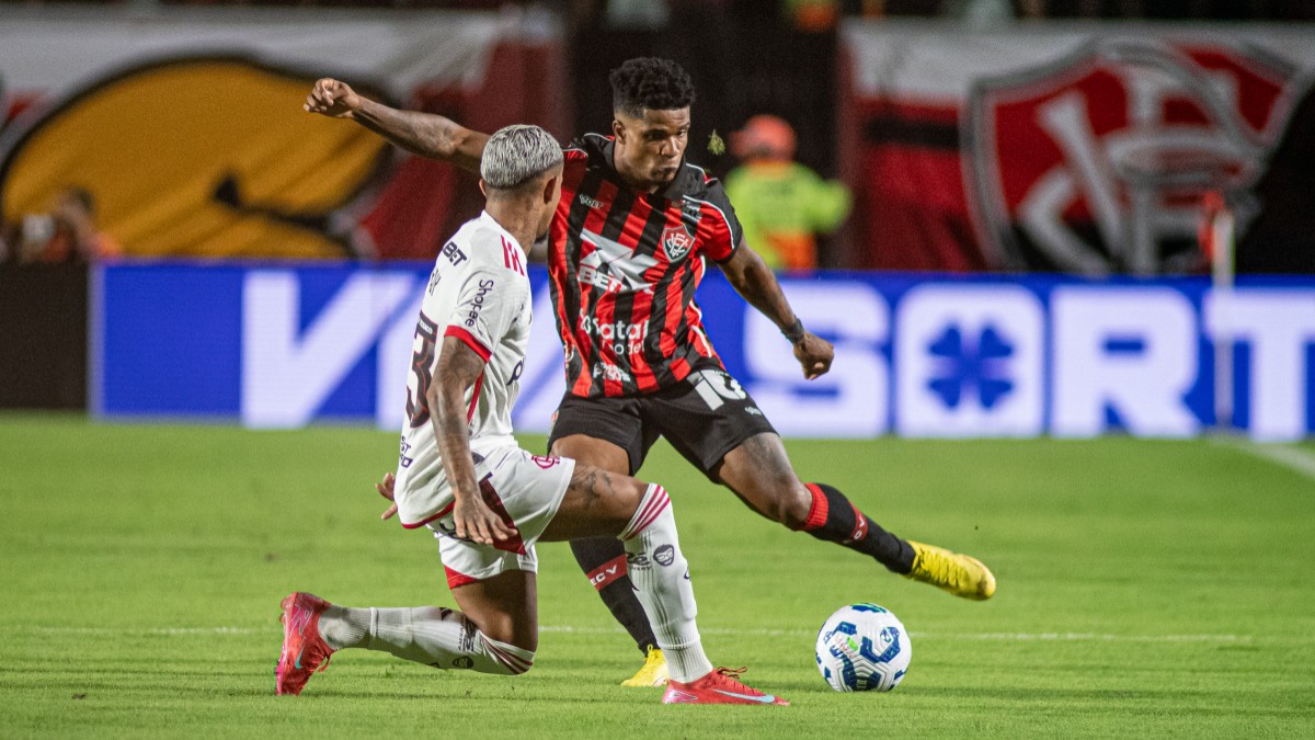 Vitória perde do Flamengo no Barradão e segue sem pontuar na Série A 2 Jamerson, lateral-esquerdo do Vitória