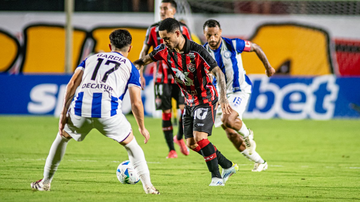 Vitória perde do Cerro Largo-URU no Barradão, cai para a lanterna do Grupo B e se complica na Sul-Americana 4 Matheuzinho, meia do Vitória