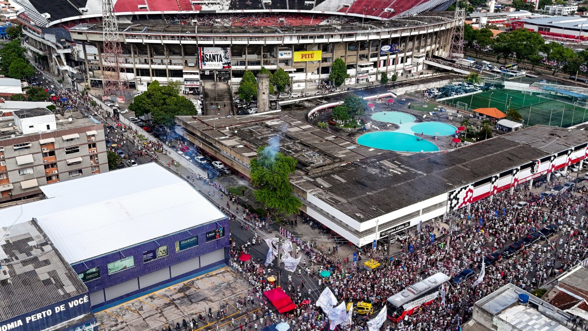 Estádio do Arruda, do Santa Cruz, com a torcida ao redor do estádio