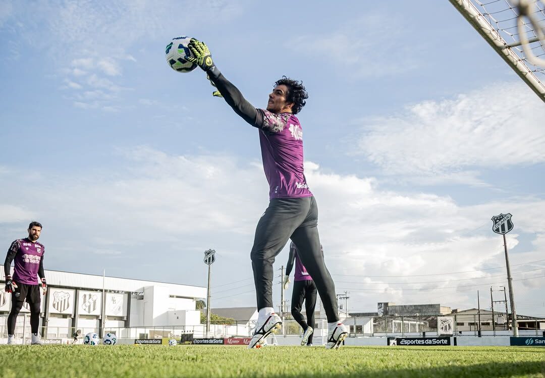 Em recuperação de lesão, goleiro Richard volta aos treinos no Ceará