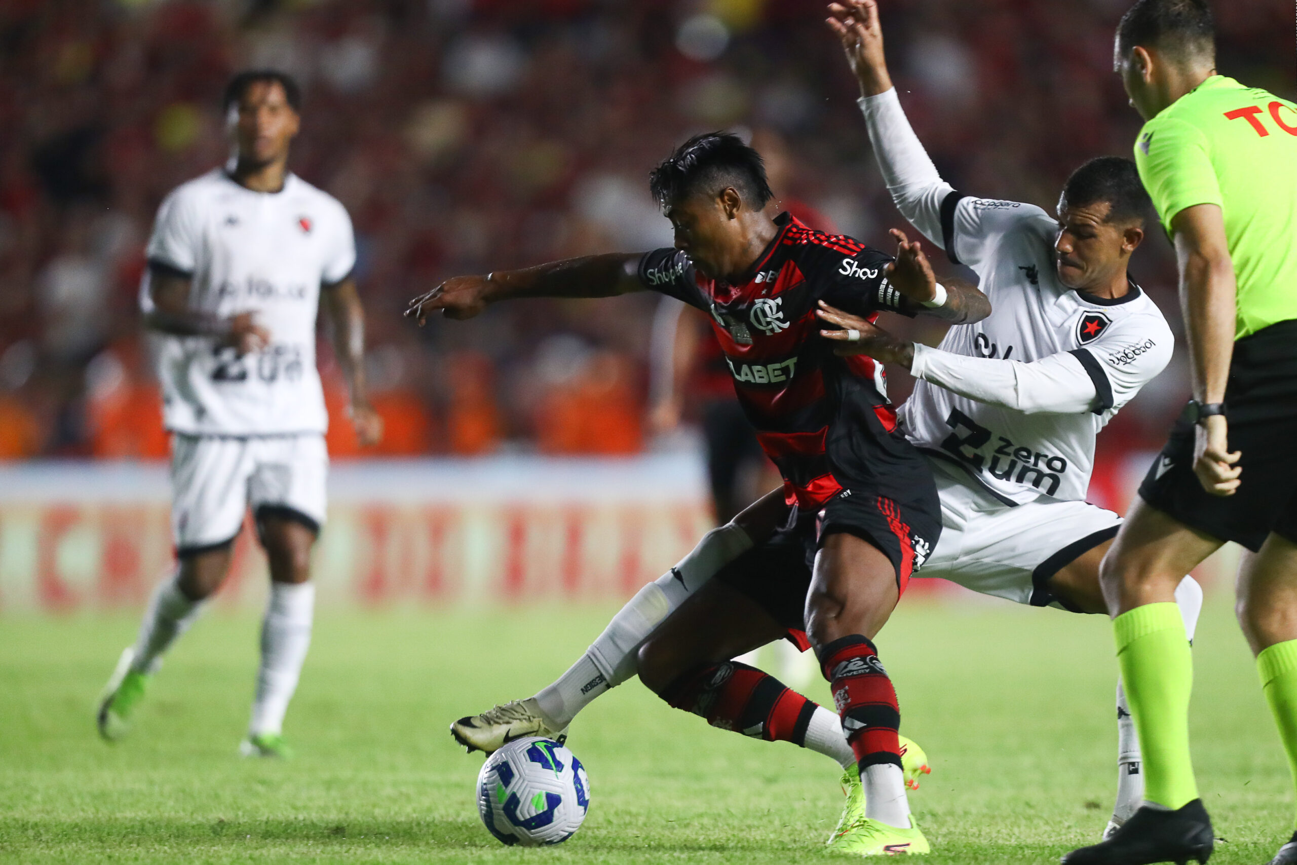 Botafogo-PB luta, mas sofre gol no fim e perde para o Flamengo na Copa do Brasil