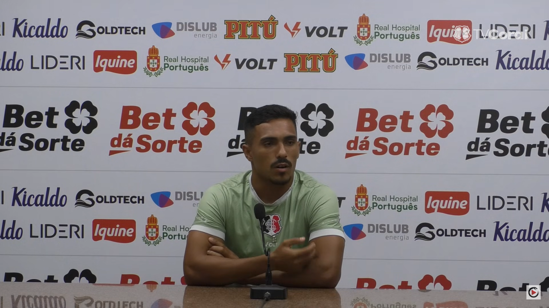 De olho no Central, meia do Santa Cruz comenta liberação da torcida tricolor para o jogo: “Estávamos torcendo muito”
