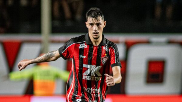 Claudinho, lateral-direito do Vitória