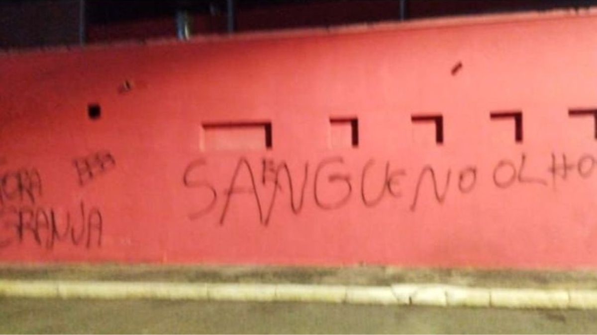 Sede do Náutico é pichada com frases de protestos e cobranças de saídas de presidente e vice de futebol