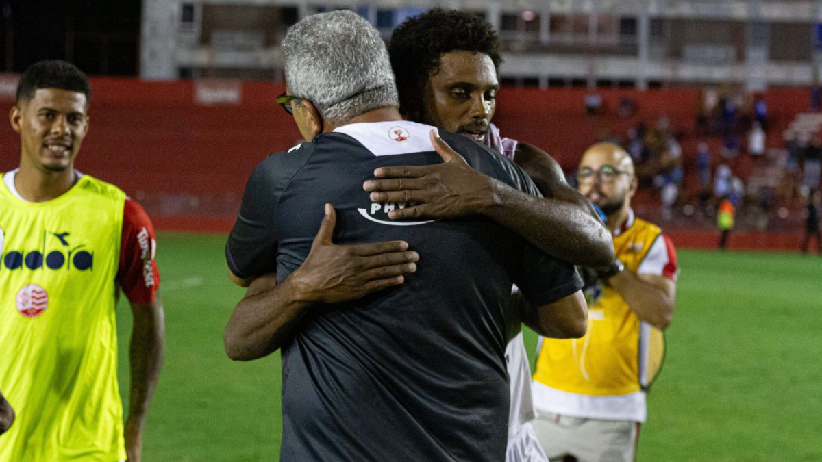 Bruno Mezenga volta a jogar uma partida inteira pelo Náutico após 14 jogos