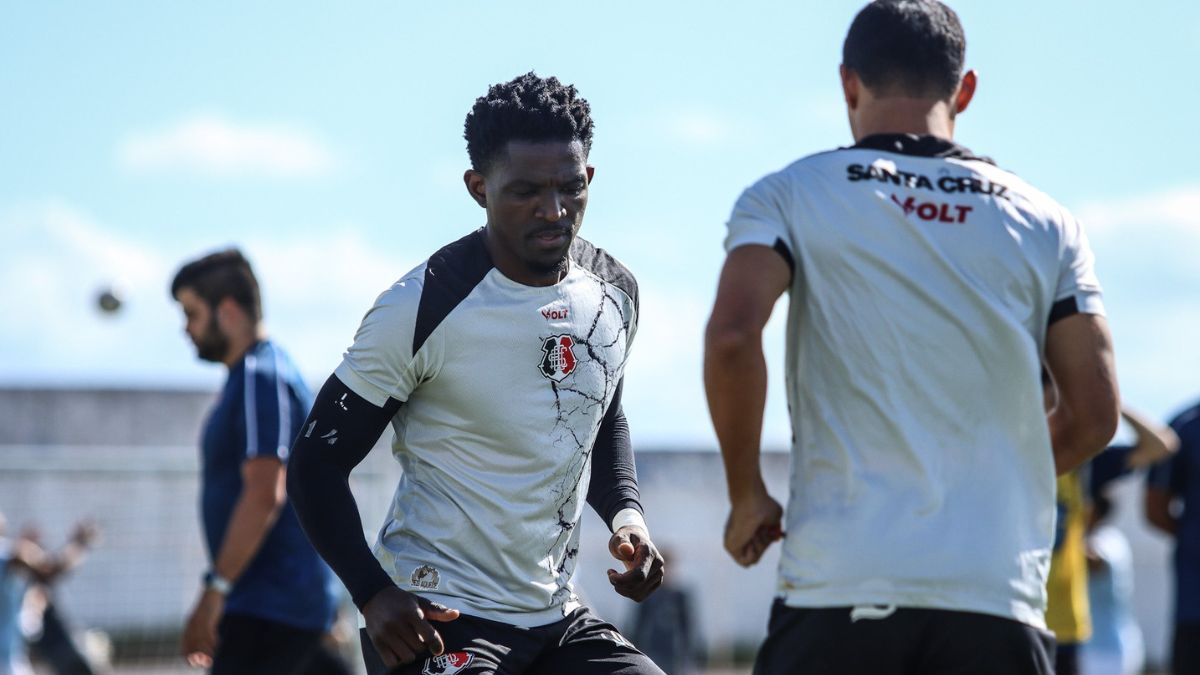 Santa Cruz perde lateral Israel por suspensão para jogo contra o Sousa-PB pela Série D