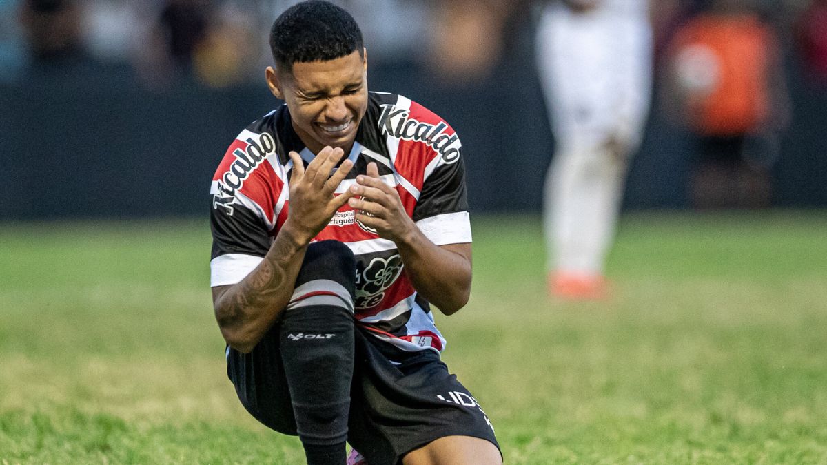 Thiaguinho comemora fim de jejum de 90 dias sem gols pelo Santa Cruz