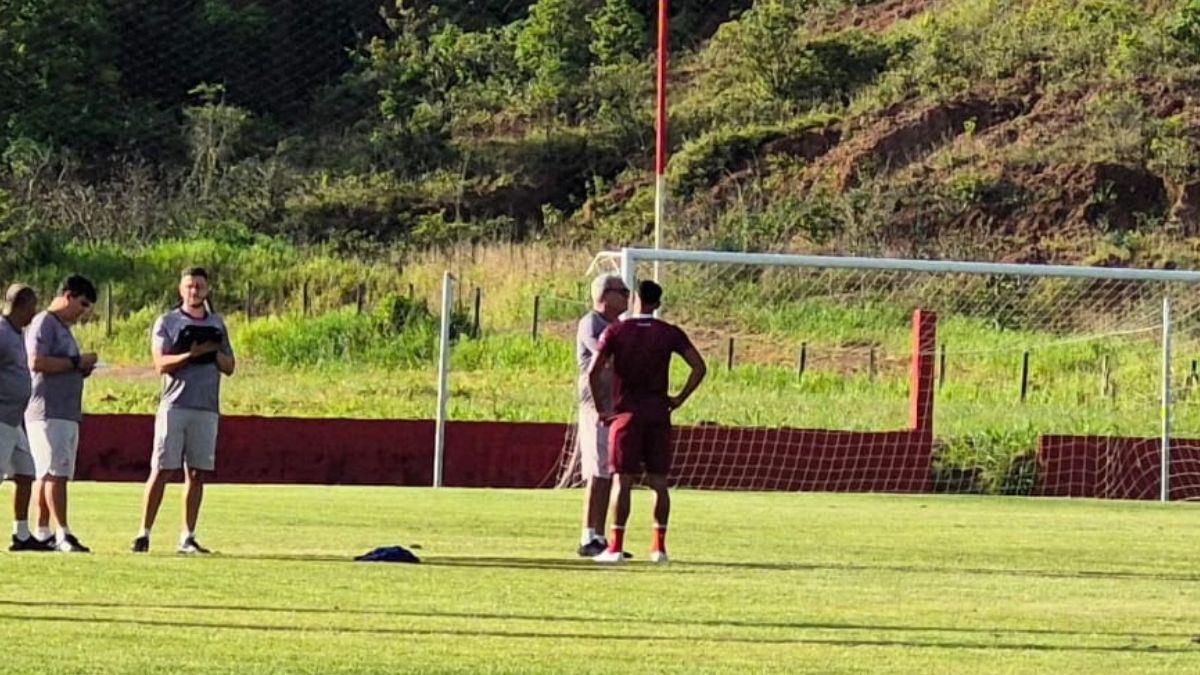 Treino do Náutico tem presenças de zagueiro Mateus Silva e volante Samuel, que retorna de empréstimo 1 Volante Samuel conversa com Hélio dos Anjos