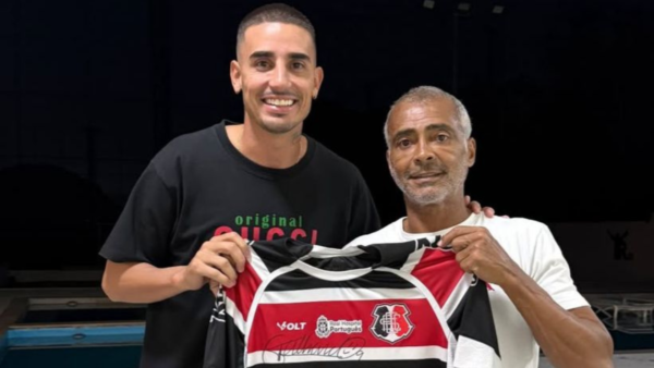Thiago Galhardo presenteia Romário com camisa do Santa Cruz 1 Thiago Galhardo presenteia Romário com camisa do Santa Cruz