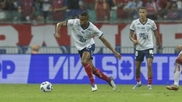 Bahia terá desfalques de Erick e Iago Borduchi nos próximos jogos após ambos passarem por cirurgias 1 Volante Erick, do Bahia, no clássico contra o Vitória, pelo Brasileirão