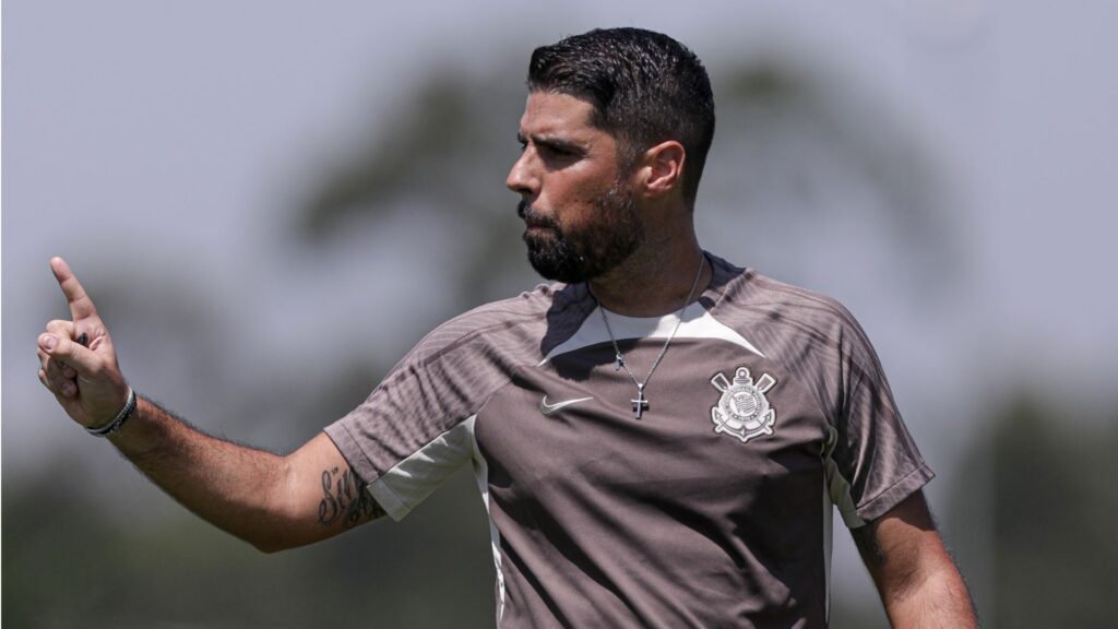 Quem é António Oliveira? Saiba mais sobre o possível novo treinador português do Sport