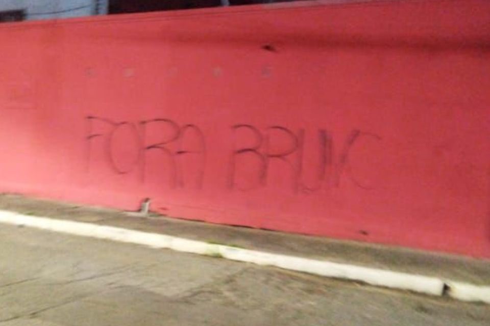Sede do Náutico é pichada com frases de protestos e cobranças de saídas de presidente e vice de futebol 2 Sede do Náutico é alvo de protestos