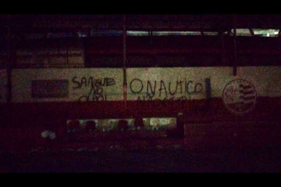 Sede do Náutico é pichada com frases de protestos e cobranças de saídas de presidente e vice de futebol 4 Sede do Náutico é alvo de protestos