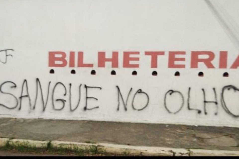 Sede do Náutico é pichada com frases de protestos e cobranças de saídas de presidente e vice de futebol 3 Sede do Náutico é alvo de protestos