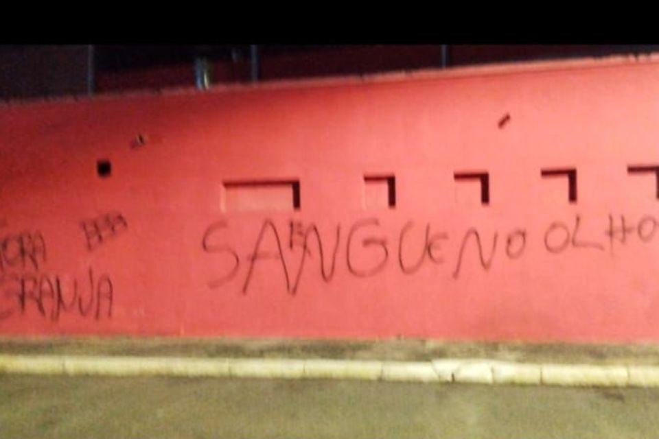 Sede do Náutico é pichada com frases de protestos e cobranças de saídas de presidente e vice de futebol 1 Sede do Náutico é alvo de protestos