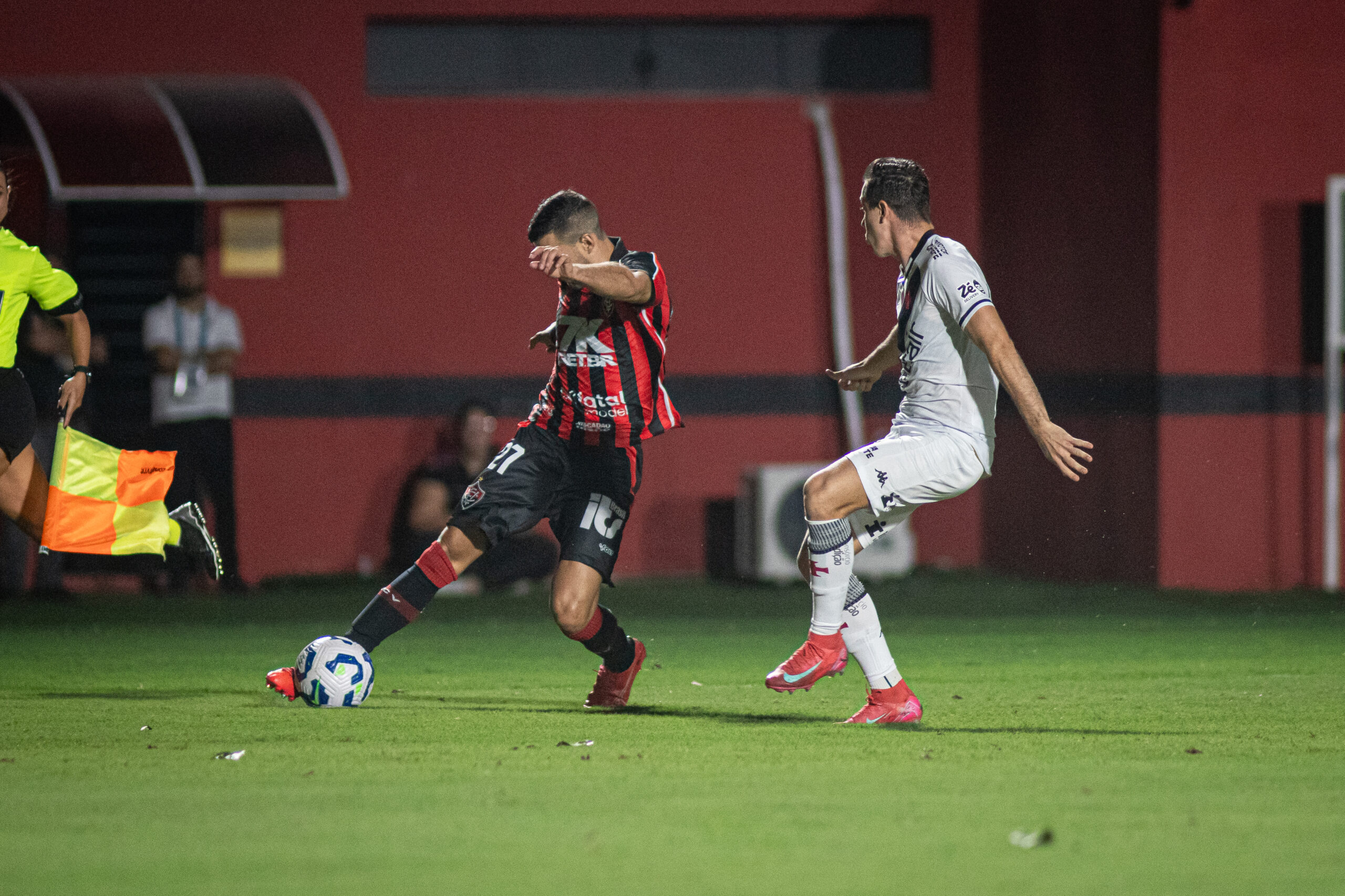 Com um a menos, Vitória busca virada heroica contra o Vasco