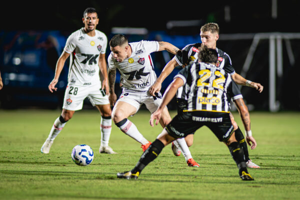 Vitória perde para o Santos e entra na zona de rebaixamento da Série A 1 Vitória - Santos - Série A