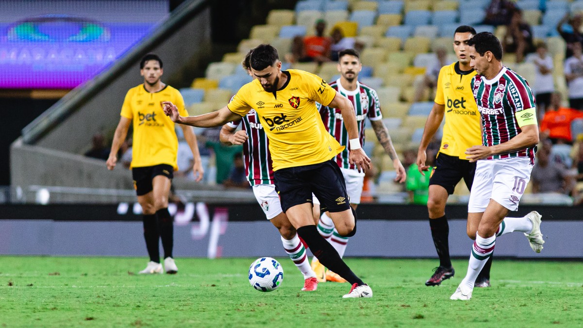 João Silva, zagueiro do Sport, em jogo contra o Fluminense