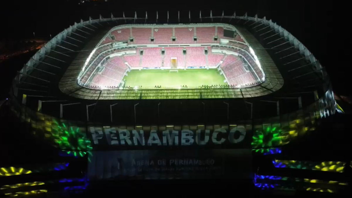 Arena de Pernambuco ganha iluminação especial após ser confirmada como uma das sedes da Copa do Mundo Feminina de 2027