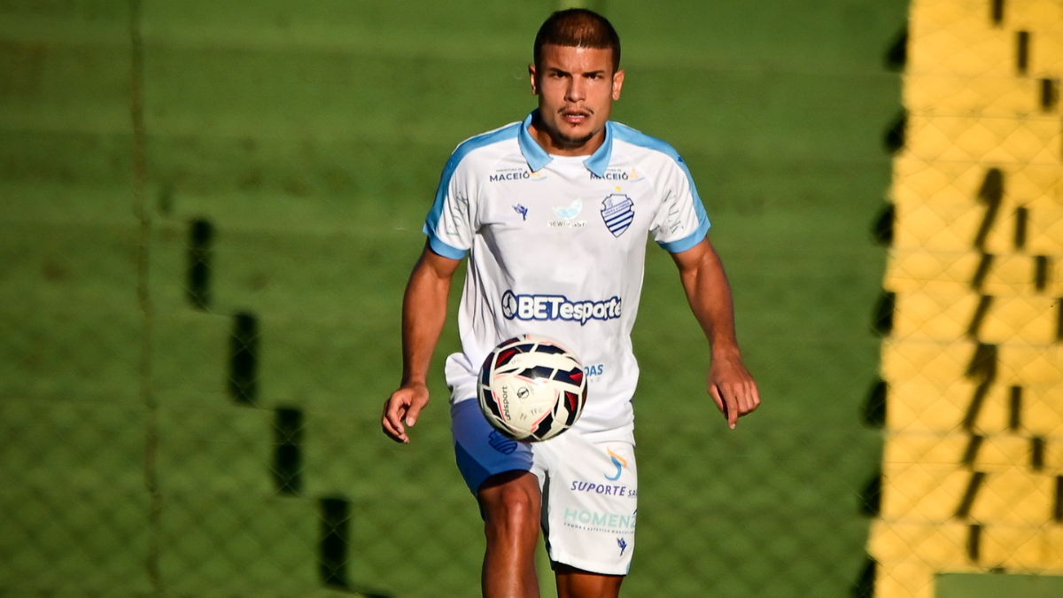 CSA não terá lateral-esquerdo Felipe Albuquerque, suspenso, contra o Maringá