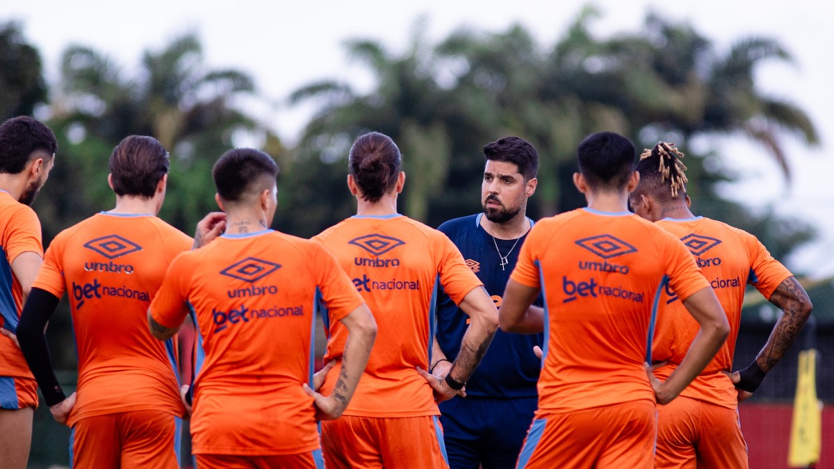 Time do Sport treina sob comando do técnico António Oliveira