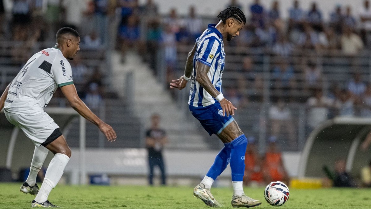 Em jogo com duas viradas, CSA vence Maringá-PR e entra no G-8 da Série C 2 Tiago Marques, atacante do CSA, em jogo contra o Maringá-PR, pela Série C