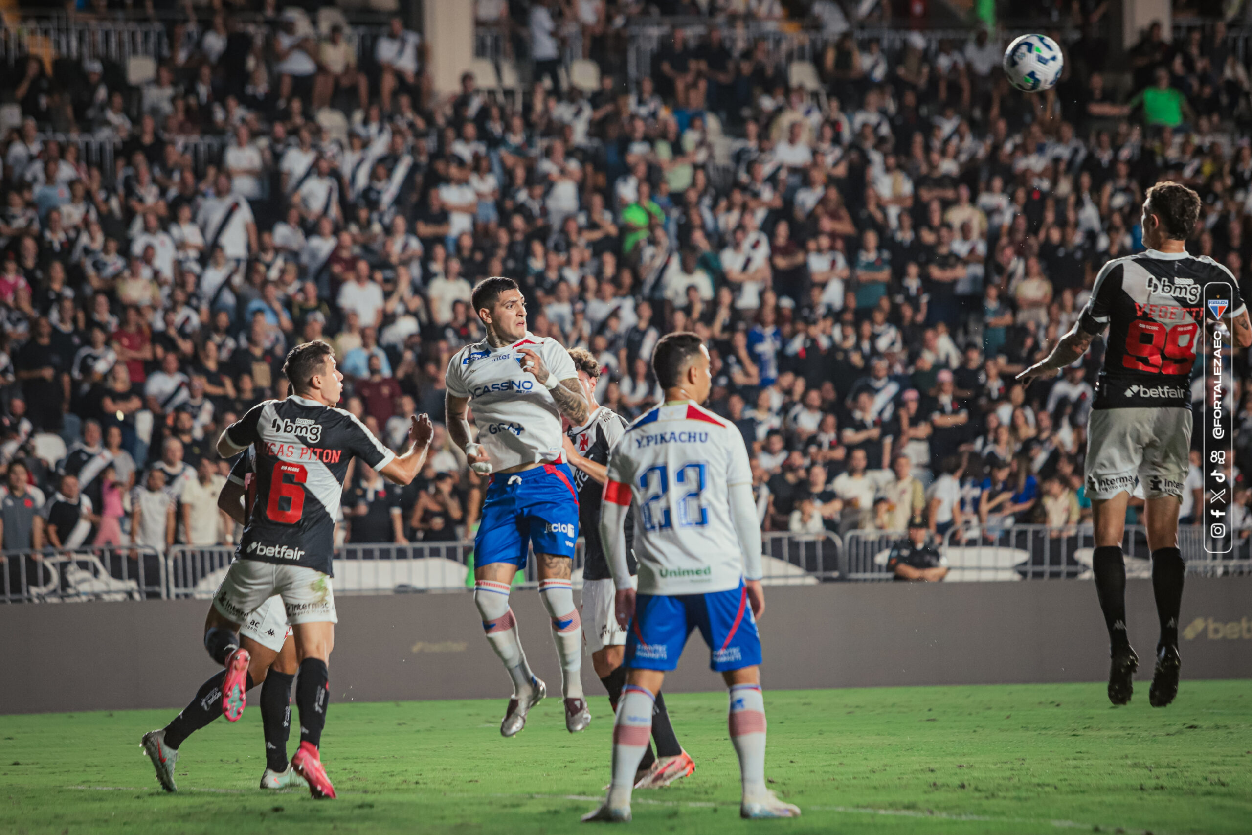 Após quatro jogos sem ser vazado, Fortaleza sofre três gols contra o Vasco e vê invencibilidade cair