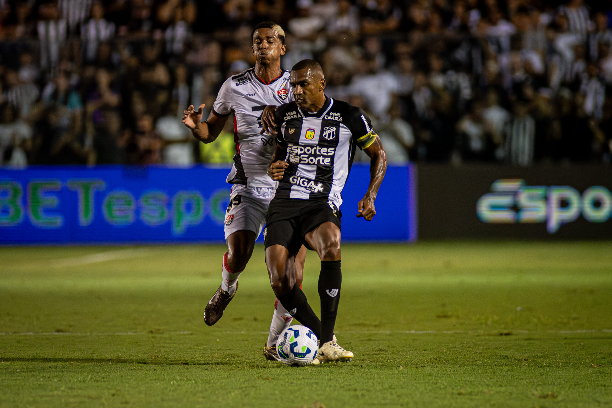 Com gol do zagueiro Marllon, Ceará supera o Vitória no PV pela Série A