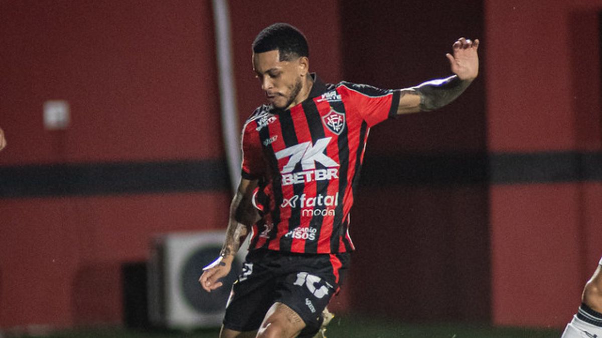 Expulso contra o Vasco, Matheuzinho desfalca o Vitória no primeiro Ba-Vi da Série A