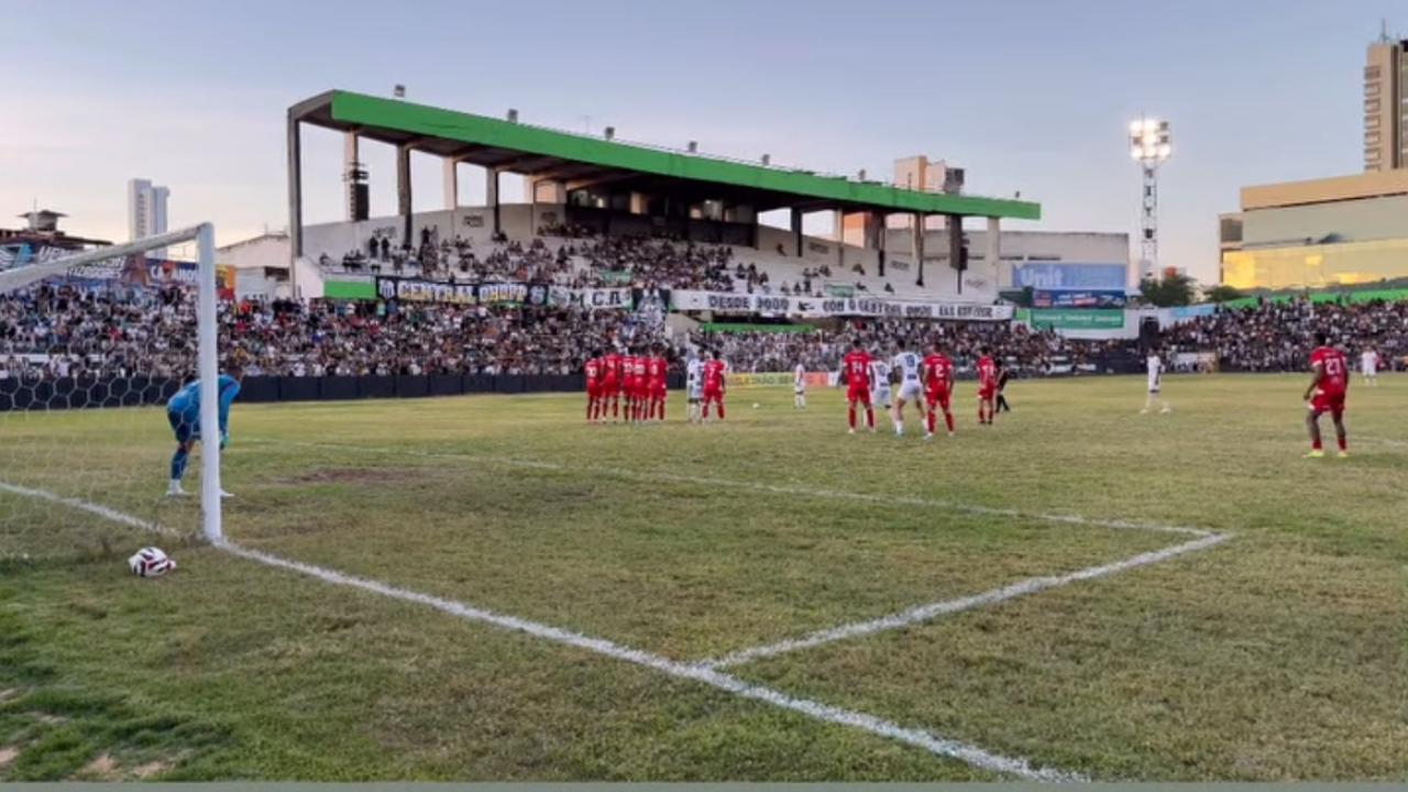 Súmula de Central x América-RN registra garrafa arremessada contra assistente e não relata caso de racismo contra Renan Bragança