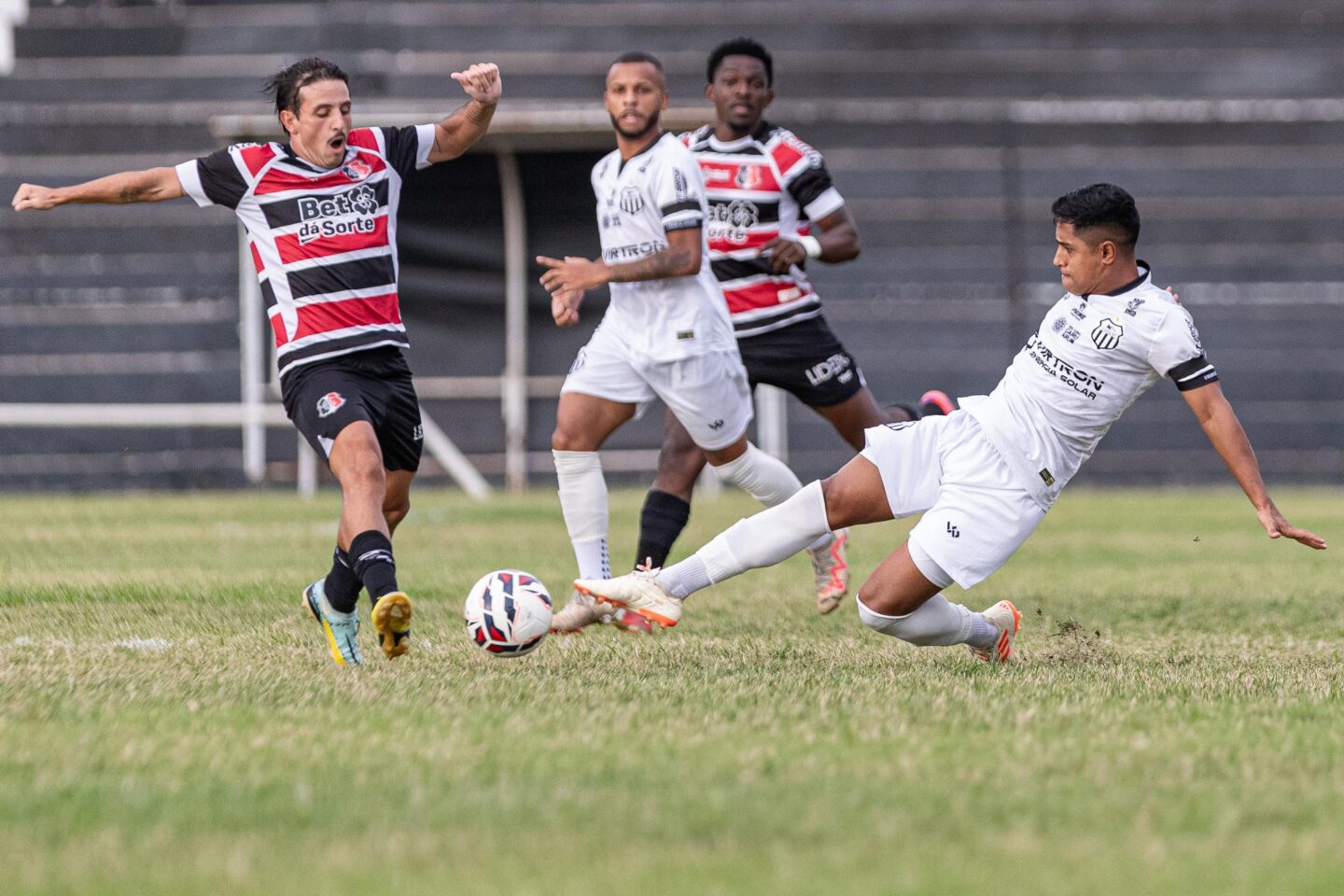 Em jogo quente, Santa Cruz vence o Central no Lacerdão e se isola na liderança do Grupo A3 da Série D 2 Central x Santa Cruz