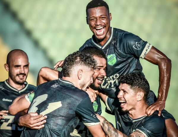 Floresta vence o Retrô e respira na Série C 1 Floresta - Série C - Retrô