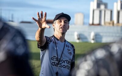 Léo Condé faz avaliação positiva do elenco do Ceará e diz que diretoria está na busca por reforços