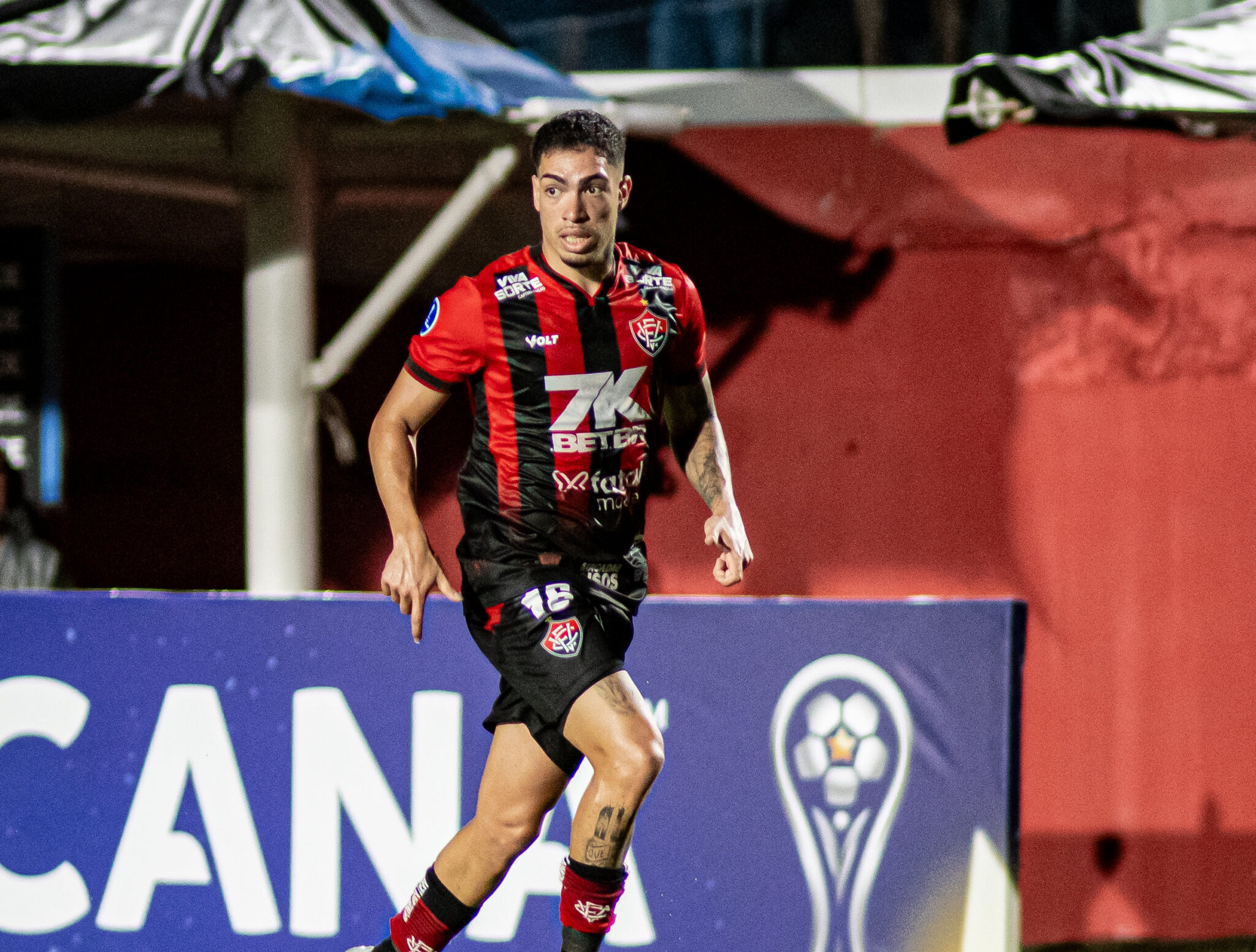 Vitória comunica rescisão com lateral Hugo