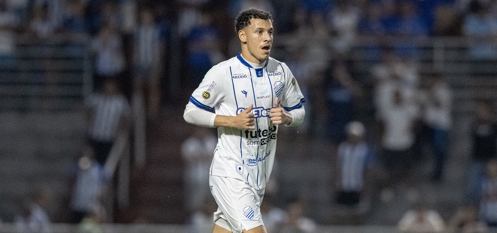 CSA nega que recebeu proposta oficial do Grêmio pelo lateral-esquerdo Enzo