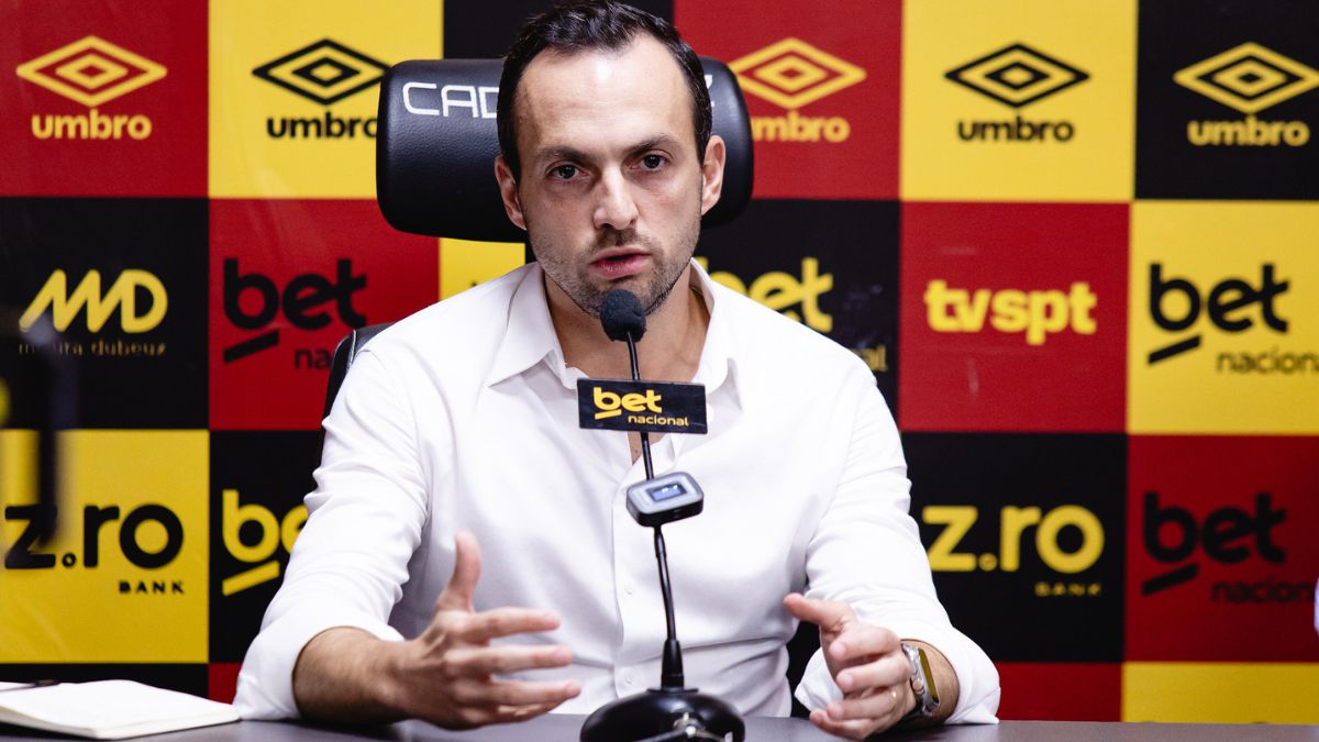 Sport traça perfil por novo treinador: Encaixe na faixa salarial e com "indignação" para tirar clube da atual situação 1 Apresentação do novo diretor geral de futebol Enrico Ambrogini na sala de imprensa do estádio da Ilha do Retiro.