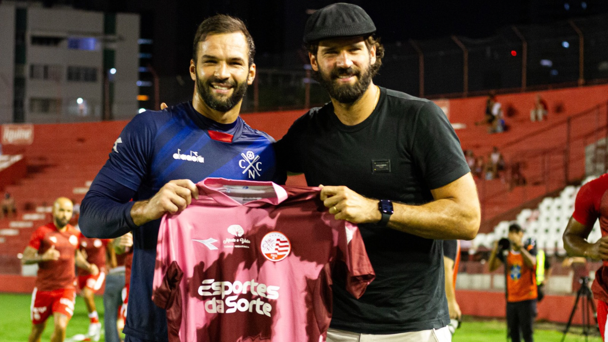Goleiro do Liverpool e da Seleção Brasileira, Alisson marca presença nos Aflitos para prestigiar irmão Muriel, arqueiro do Náutico
