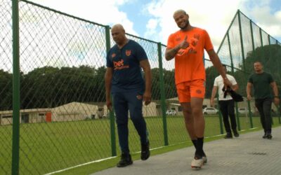 Joelinton passa férias no Recife e utiliza instalações do Sport para manter forma física