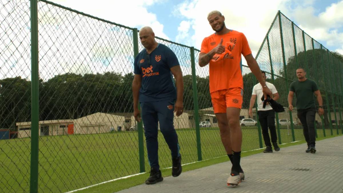 Joelinton passa férias no Recife e utiliza instalações do Sport para manter forma física