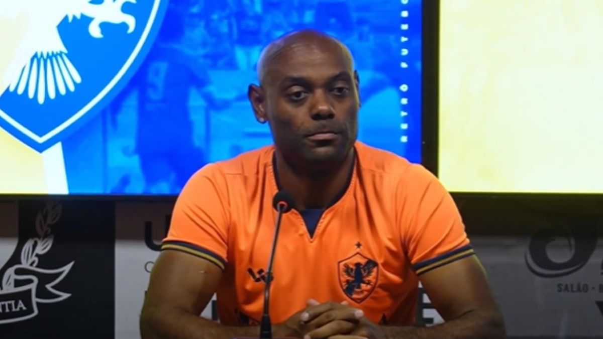 Vagner Love em coletiva no Retrô