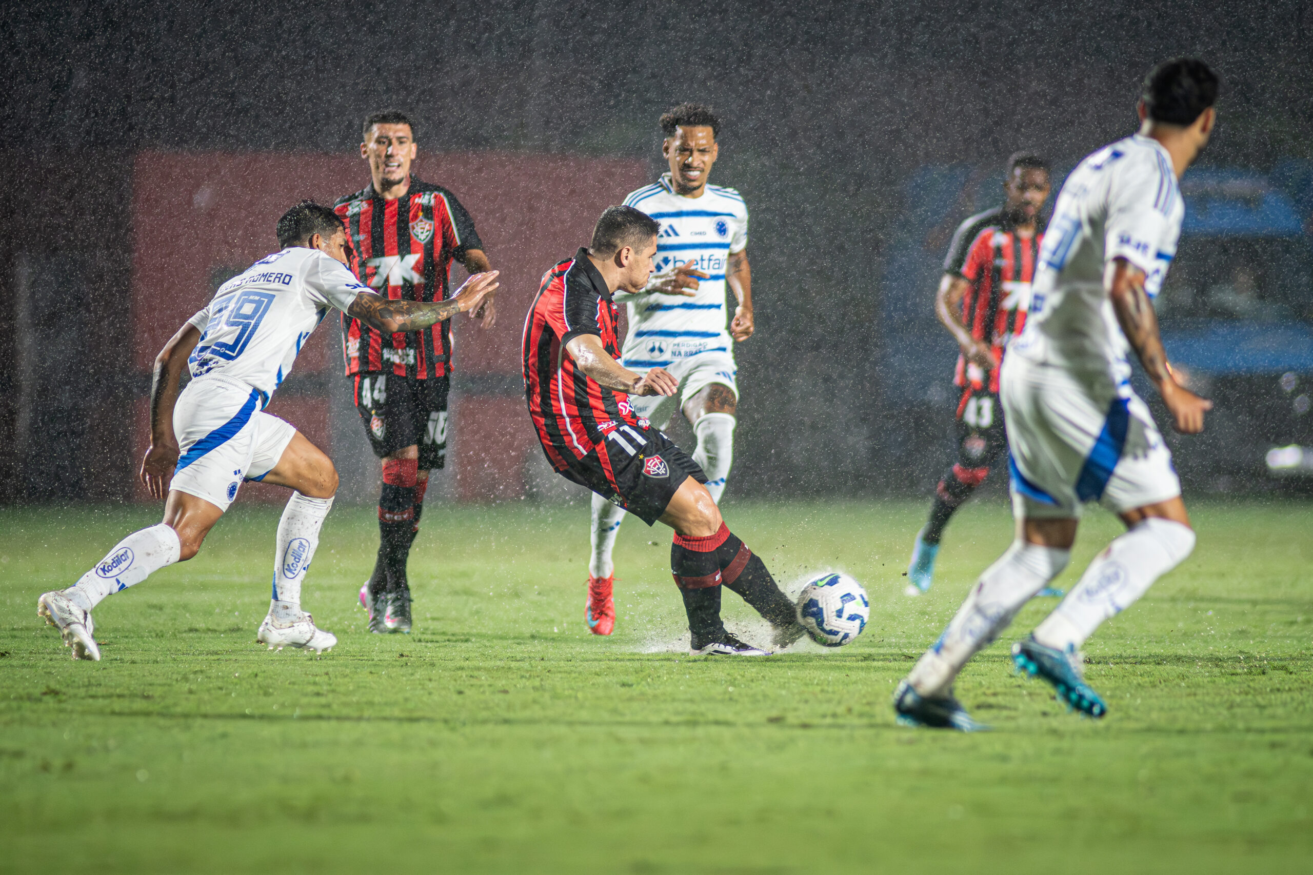 Sob fortes chuvas, Vitória fica no empate com o Cruzeiro no Barradão pela Série A