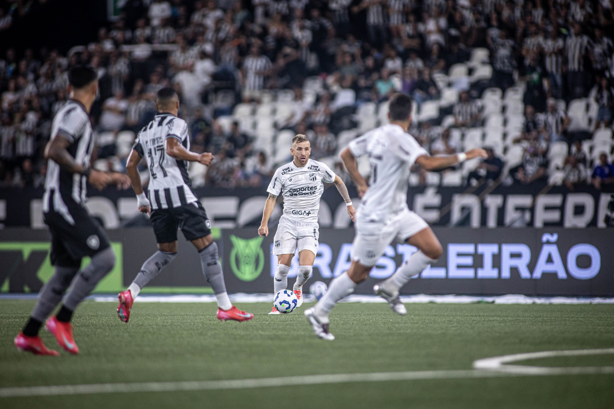 Ceará é derrotado pelo Botafogo no Nilton Santos e segue sem vencer como visitante na Série A 1 Botafogo x Ceará - Série A 2025