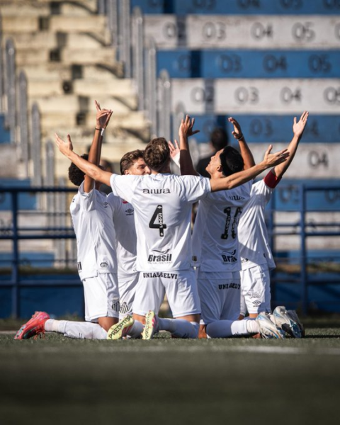Brasileiro Sub-20: Fortaleza é goleado pelo Santos; Bahia também perde 1 Jogadores do Santos comemorando o gol - Foto: Divulgação/Santos FC