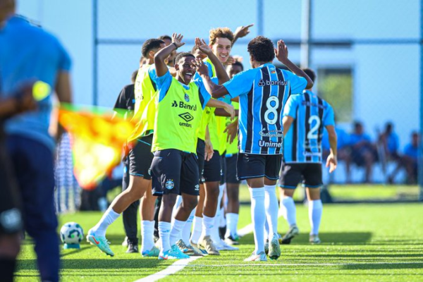 Brasileiro Sub-20: Fortaleza é goleado pelo Santos; Bahia também perde 2 Atletas do Grêmio comemorando - Foto: Divulgação/Grêmio FBPA
