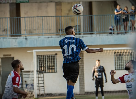 Série D: ASA bate o Lagarto e segue na liderança, Sergipe vence o Penedense e Juazeirense perde para o União 2 Jardson disputa a bola - Foto: Reprodução/União AC