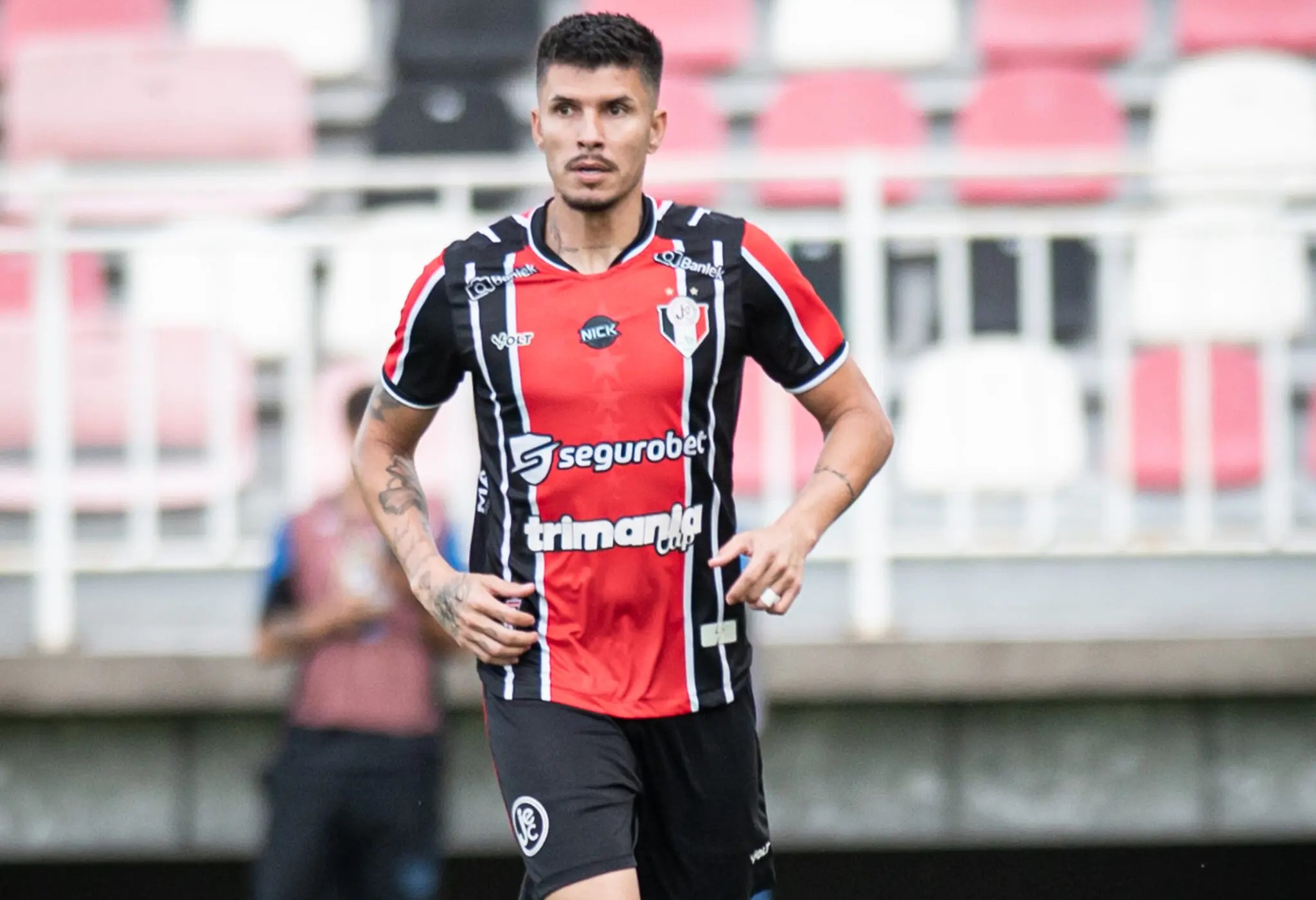 Léo Campos - Lateral-Esquerdo