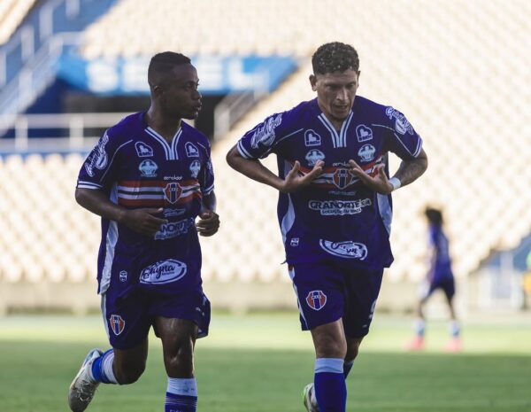 Série D: Maranhão vence clássico contra o Sampaio Corrêa, Altos segue na liderança após derrotar o Iguatu e Ferroviário empata com o Treze 1 Clessione comemora o gol pela Série D - Foto: Iury Oliveira/MAC