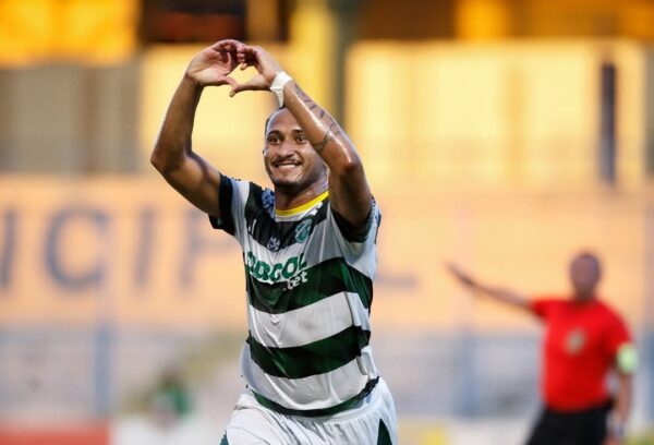 Série D: Maranhão vence clássico contra o Sampaio Corrêa, Altos segue na liderança após derrotar o Iguatu e Ferroviário empata com o Treze 2 Mandacaru comemora o seu primeiro gol - Foto: Foto: Samuel Pereira/A.A. Altos